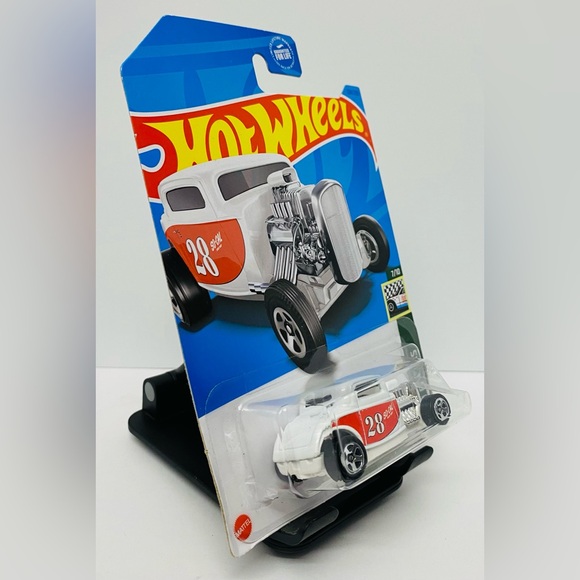 Hot Wheel ‘32 Ford Retro Racers - Picture 2 of 4